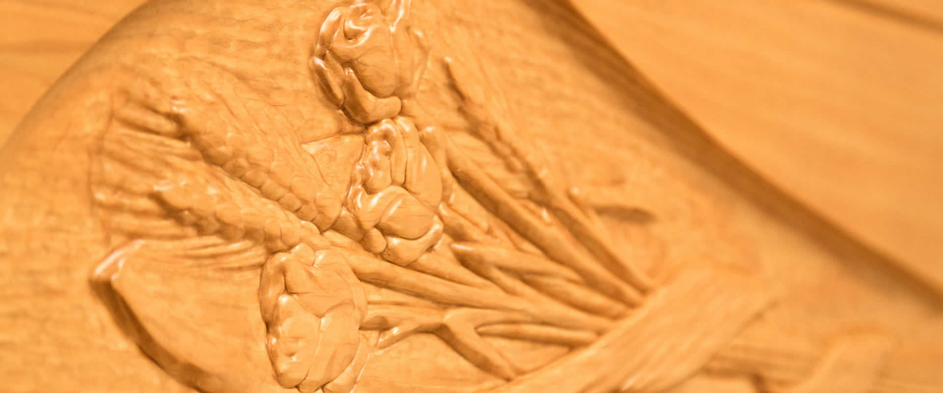 Incisione decorativa floreale per cofano funebre